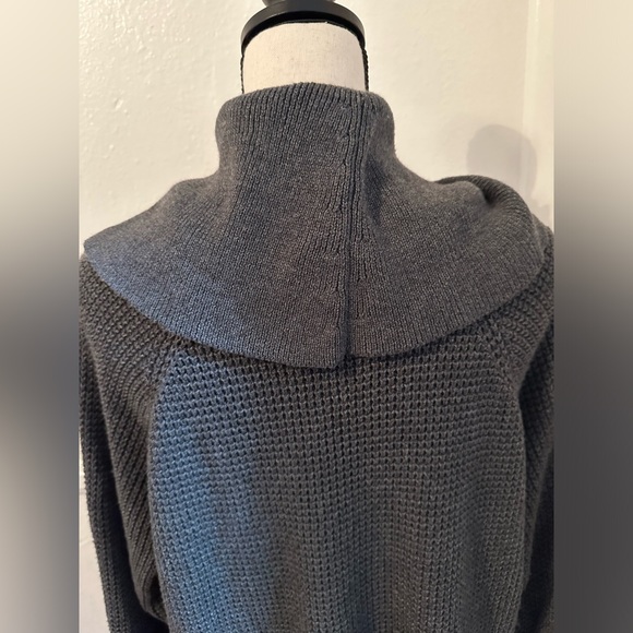 Micheal Kors sweater - Picture 5 of 14